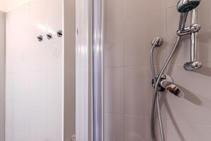 Shower, towels - Villetta Paradiso: private terrace, private garden, and air conditioning (San Teodoro)