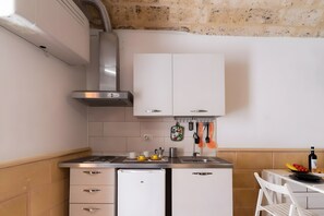 Kühlschrank, Herdplatte, Kochgeschirr/Geschirr/Besteck