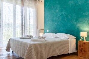 Room - Al Kennedy is an elegant apartment located in La Spezia, on the fifth floor of a residential building with an elevator, ideal for those who wish to stay in a comfortable and well-kept environment. Its location makes it a perfect base for exploring the ci (La Spezia)