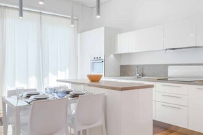 Dining - Al Kennedy is an elegant apartment located in La Spezia, on the fifth floor of a residential building with an elevator, ideal for those who wish to stay in a comfortable and well-kept environment. Its location makes it a perfect base for exploring the ci (La Spezia)