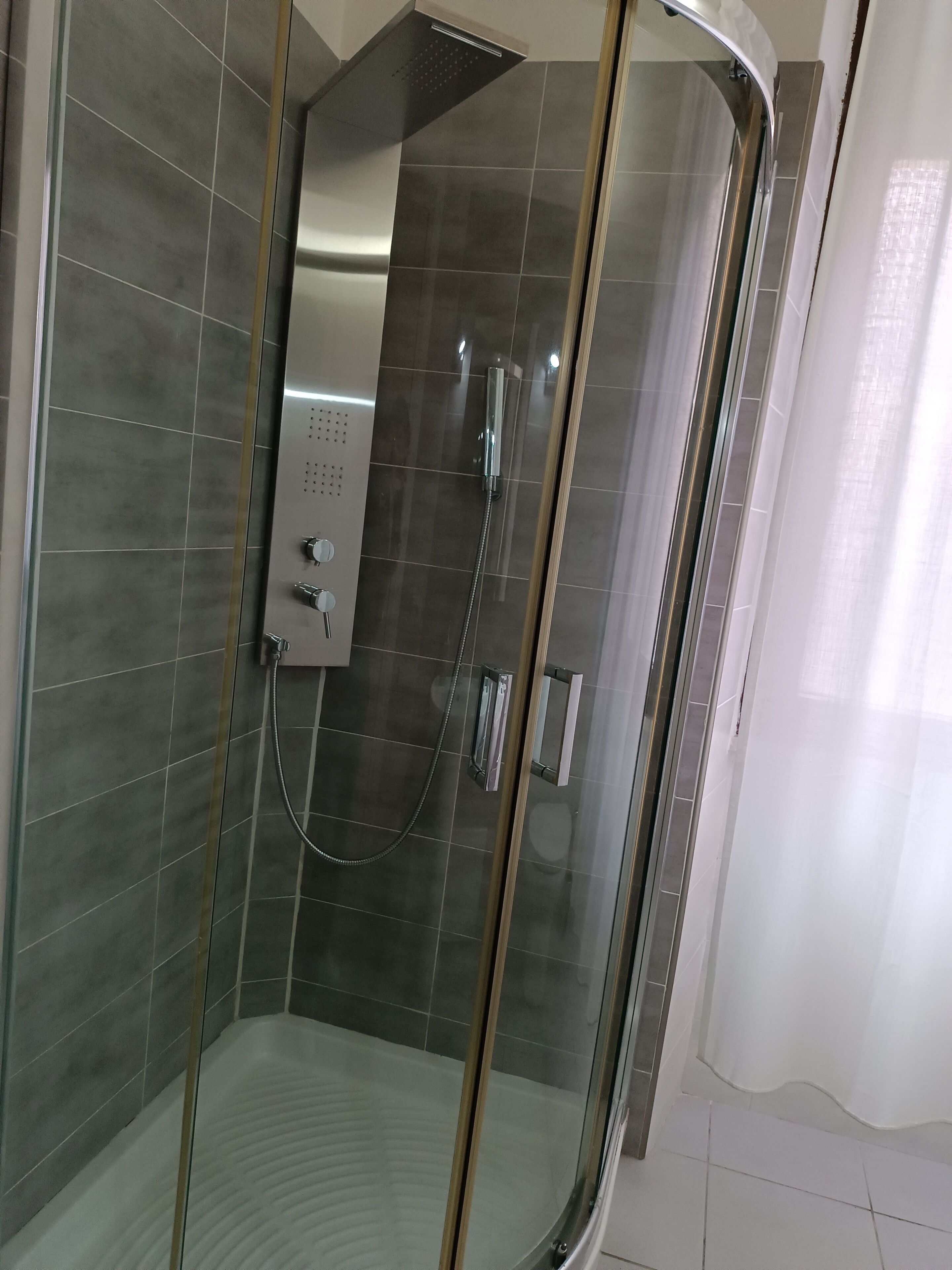 Douche, sèche-cheveux, bidet, serviettes fournies