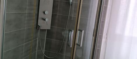 Dusche, Haartrockner, Bidet, Handtücher