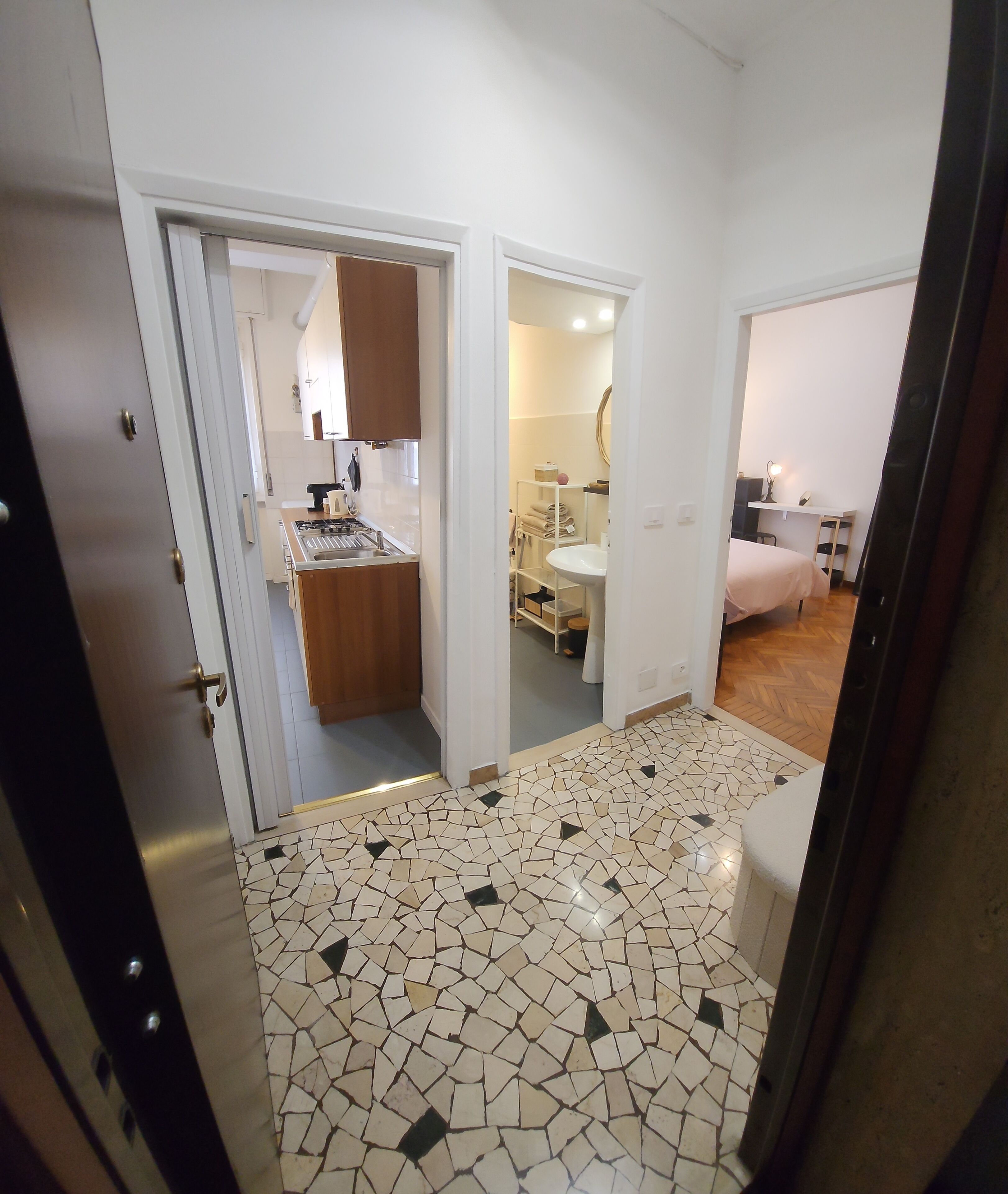 1 slaapkamer, een bureau, een strijkplank/strijkijzer, beddengoed