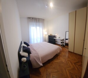 1 habitación, escritorio, tabla de planchar con plancha y ropa de cama 