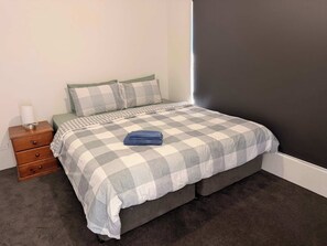 3 bedrooms, iron/ironing board, WiFi, bed sheets - Mandurah escape with an ensuite in each room! (Lakelands)