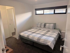 3 bedrooms, iron/ironing board, WiFi, bed sheets - Mandurah escape with an ensuite in each room! (Lakelands)