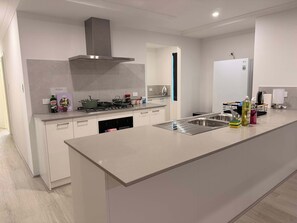 Fridge, microwave, oven, stovetop - Mandurah escape with an ensuite in each room! (Lakelands)