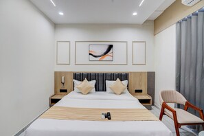 Habitación doble Deluxe, vista a la ciudad | Caja de seguridad en la habitación y escritorio 