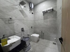 Deluxe tweepersoonskamer, uitzicht op stad | Badkamer