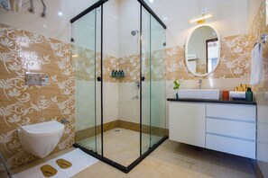 Luxury Villa, Garden View | Bathroom - ELIVAAS Serenita Abode Tranquil Escape (Bagradhauran)
