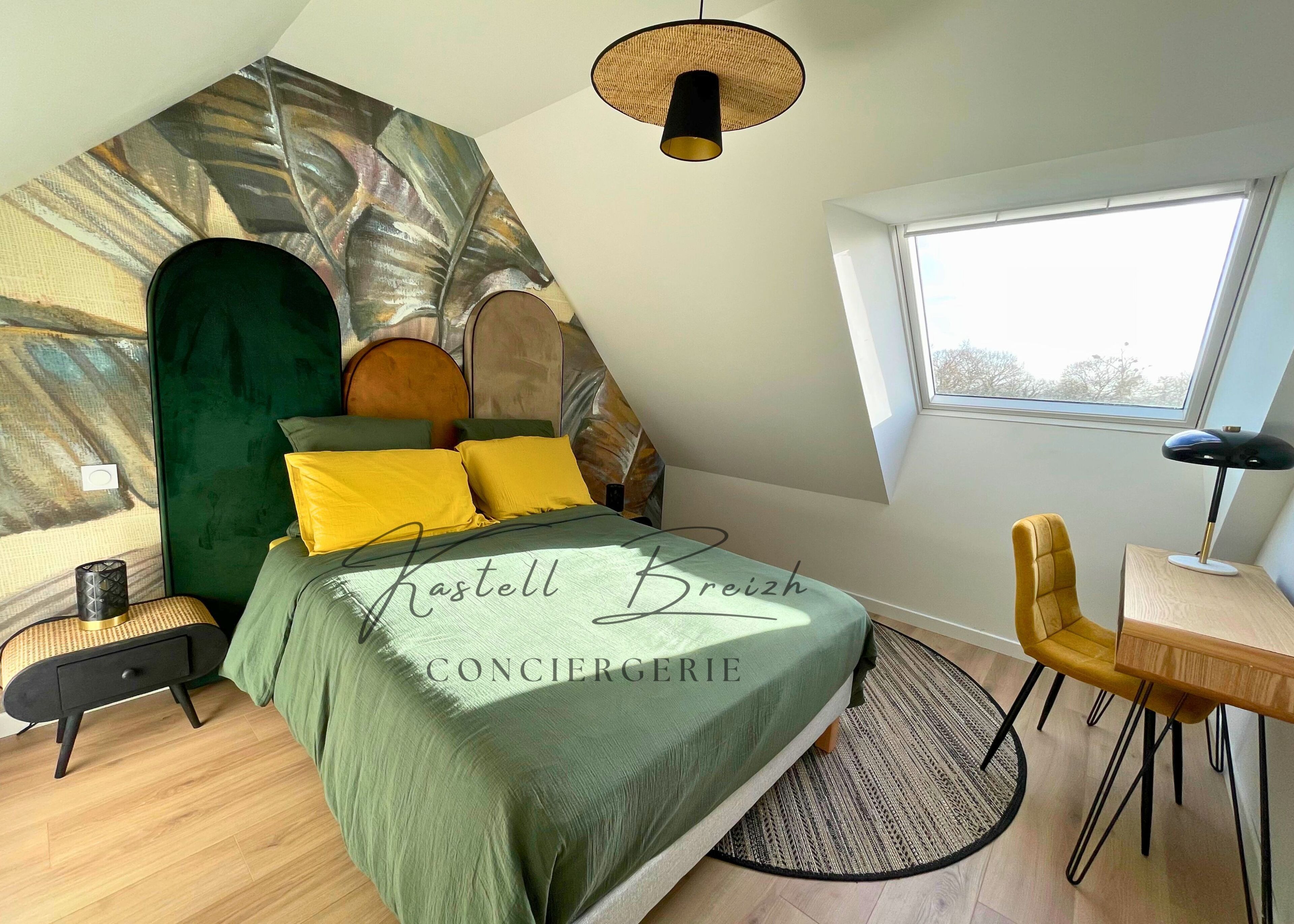 Un dormitorio con cama, una silla, una mesa, una lámpara y una ventana.