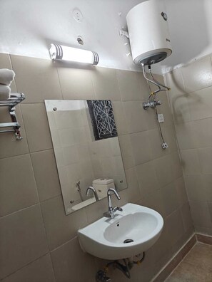 Deluxe Double Room, Balcony, Sea View | Bathroom - The Grey Leaf Residency (New Delhi)