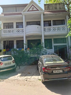 ด้านหน้าที่พัก