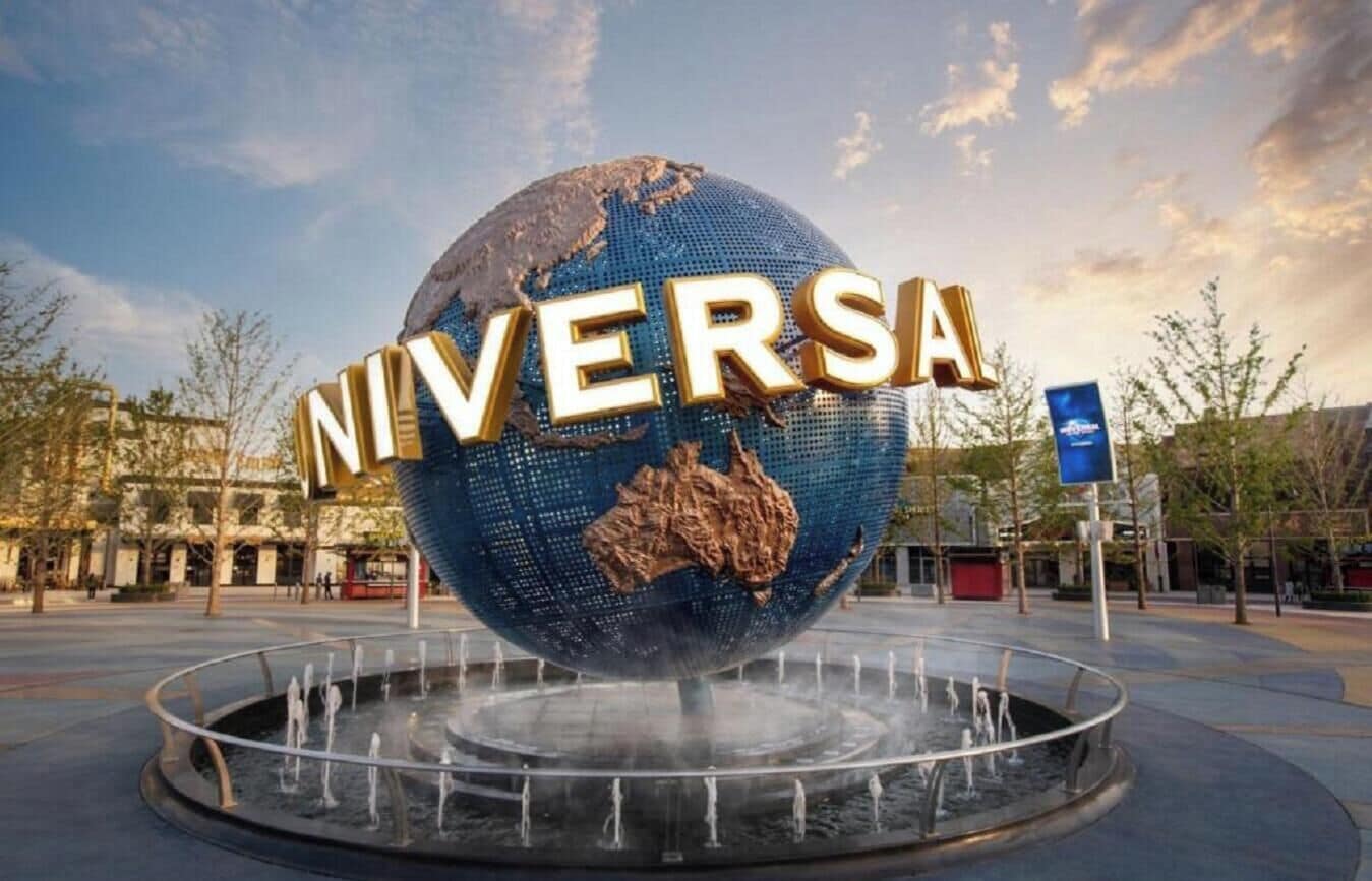 Een wereldbol met de tekst 'UNIVERSA' en een waterpartij ervoor.