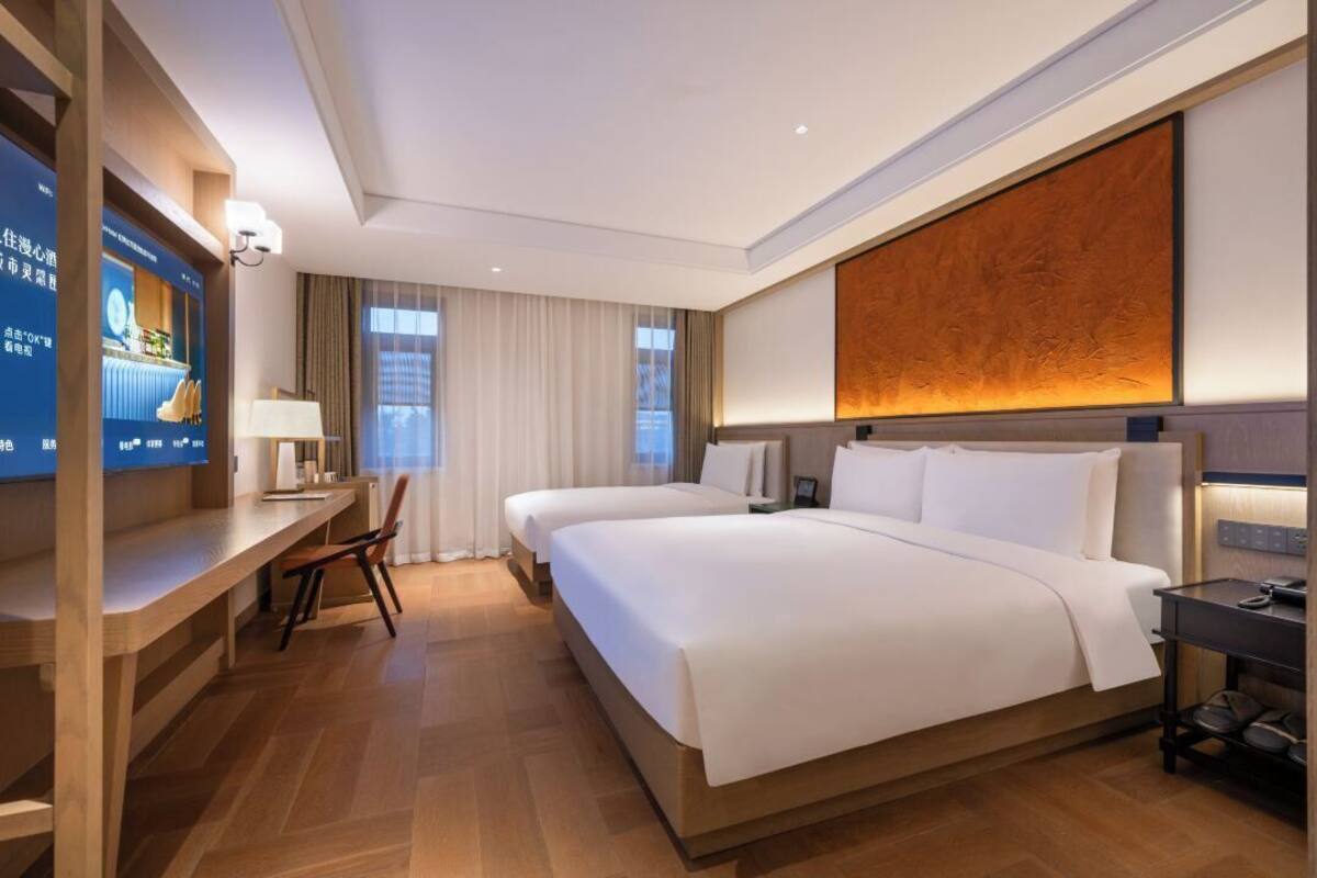 Kamar Triple Keluarga, pemandangan kota | Seprai katun Mesir, seprai premium, dan selimut bulu angsa