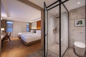 Habitación triple familiar, vista al patio | Baño