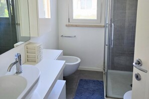 Shower, bidet, towels - SE215 - Senigallia, three-room apartment with parking space (Senigallia)