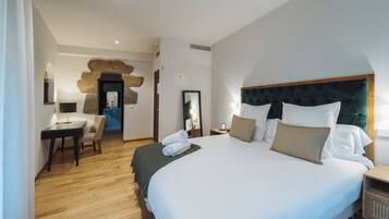 Habitación Deluxe doble, balcón, vistas al jardín | Ropa de cama de alta calidad, minibar, caja fuerte y escritorio