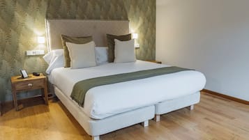 Standaard kamer, 1 twee- of 2 eenpersoonsbedden | Luxe beddengoed, een minibar, een kluis op de kamer, een bureau