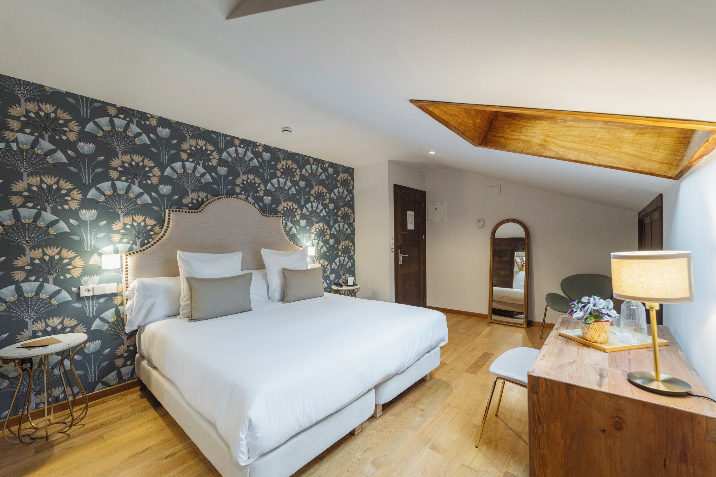 Habitación estándar con 1 cama doble o 2 individuales | Ropa de cama de alta calidad, minibar, caja fuerte y escritorio