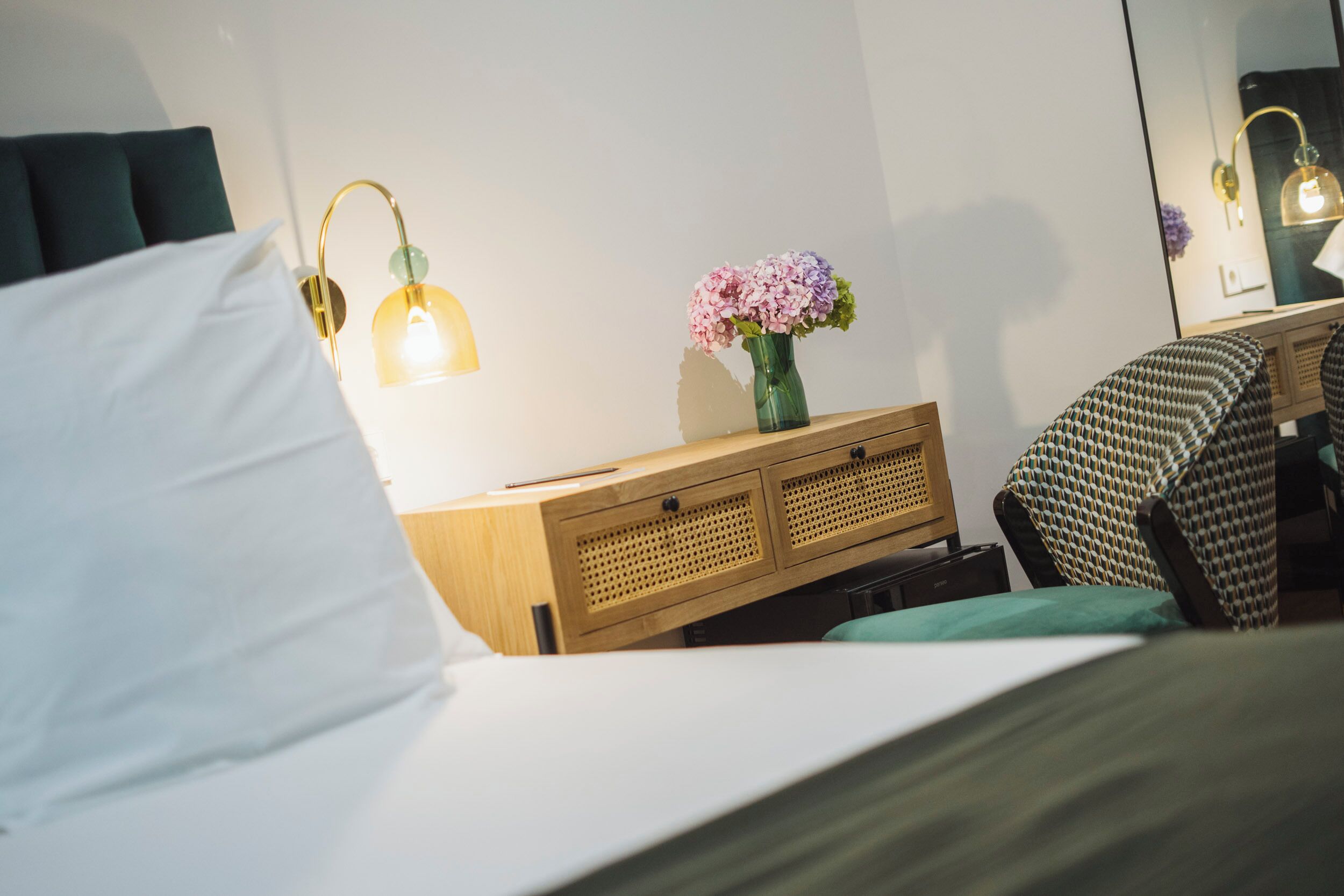 Ropa de cama de alta calidad, minibar, caja fuerte y escritorio