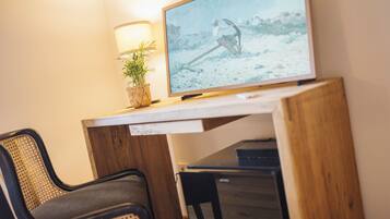 Kamar Double atau Twin Standar | Seprai premium, minibar, brankas, dan meja kerja
