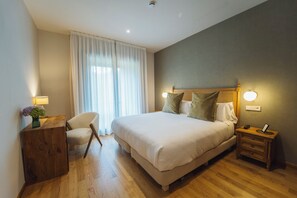 Ropa de cama de alta calidad, minibar, caja fuerte y escritorio