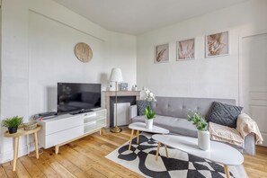Living area - Cosy and quiet T2 at the foot of the station - lake & casino 200 away (Enghien-les-Bains)