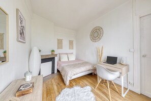 1 bedroom, iron/ironing board, travel cot, free WiFi - Cosy and quiet T2 at the foot of the station - lake & casino 200 away (Enghien-les-Bains)