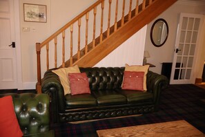 TV, fireplace, DVD player - Find Me Out - Craigengillan Estate (Dalmellington)