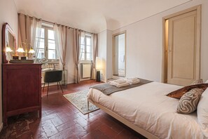 2 habitaciones, escritorio y tabla de planchar con plancha 