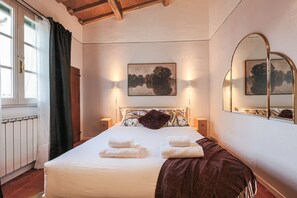 2 habitaciones, escritorio y tabla de planchar con plancha 