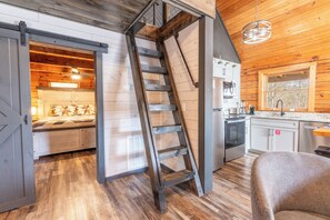 Interior - Treetopia Ridge - A Rare Find among 1 Bedroom Cabins - Master Suite +Children's Loft +Guest Quarters (Sevierville)
