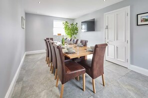 Dining - House Sleeps 12 With Parking and Garden (Newcastle-upon-Tyne)