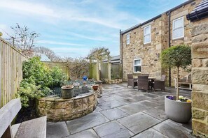 Outdoor dining - House Sleeps 12 With Parking and Garden (Newcastle-upon-Tyne)