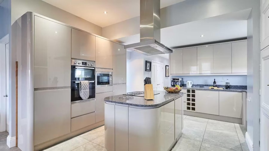 House Sleeps 12 With Parking and Garden
