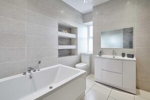 Badewanne und Dusche (separat), Komfortbadewanne, Haartrockner
