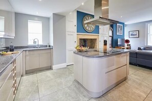 Private kitchen - House Sleeps 12 With Parking and Garden (Newcastle-upon-Tyne)