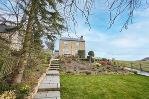 A stone staircase leading to a two-story house with a garden in front. - House Sleeps 12 With Parking and Garden (Newcastle-upon-Tyne)
