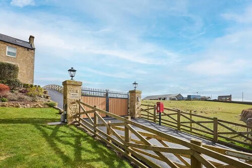 House Sleeps 12 With Parking and Garden