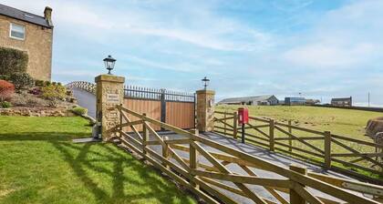 House Sleeps 12 With Parking and Garden