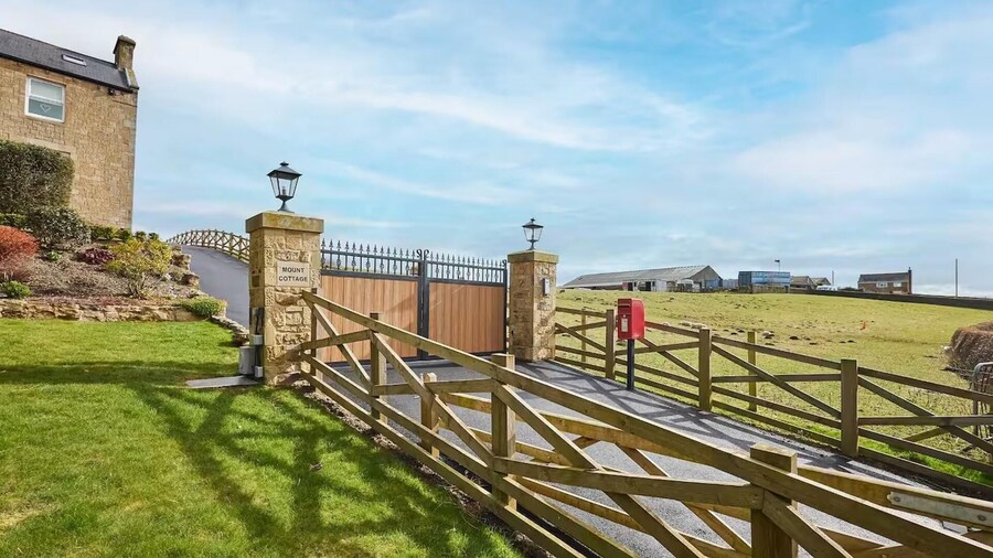 House Sleeps 12 With Parking and Garden