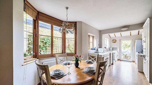 Spacious Windsor Stay w/ Garden & Parking
