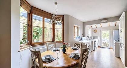 Spacious Windsor Stay w/ Garden & Parking
