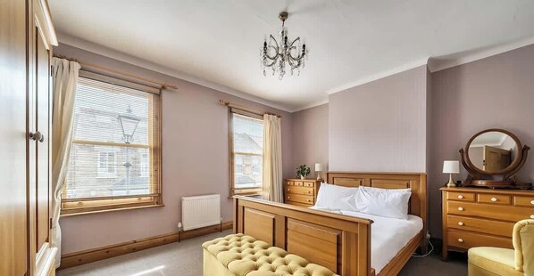 3 bedrooms, iron/ironing board, WiFi, bed sheets - Spacious Windsor Stay w/ Garden & Parking (Windsor)