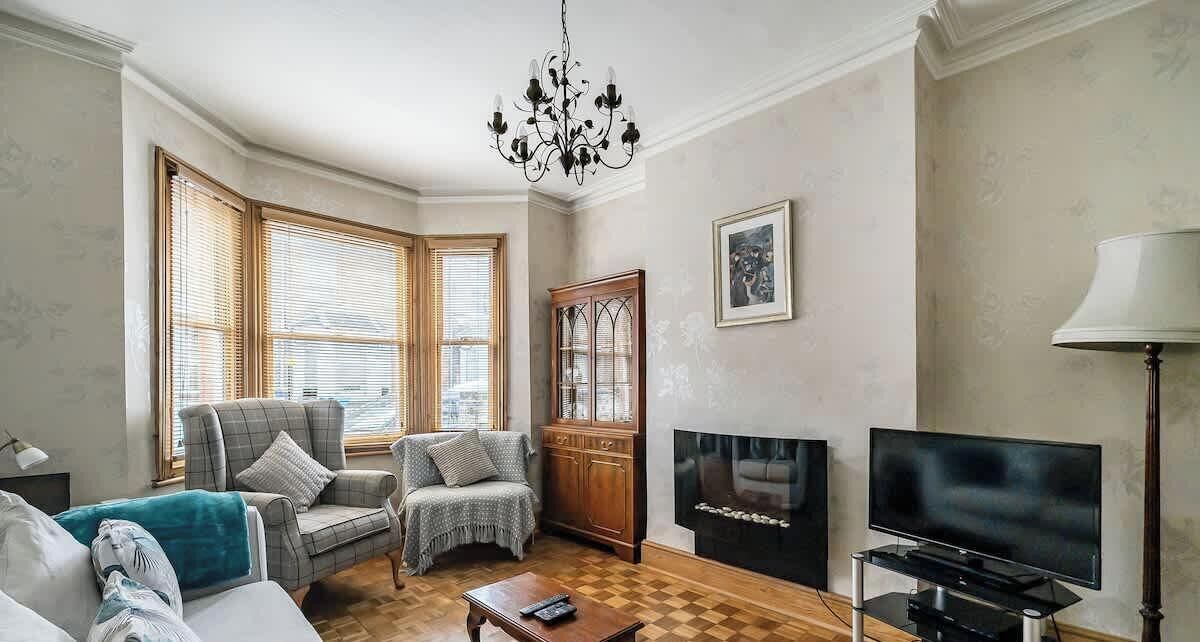 Spacious Windsor Stay W/ Garden & Parking - 윈저