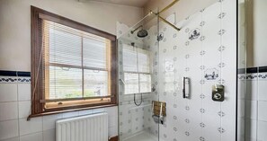 Shower, hair dryer, towels - Spacious Windsor Stay w/ Garden & Parking (Windsor)