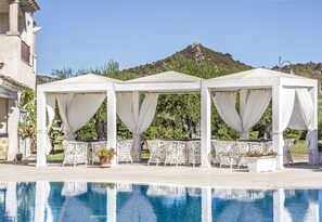 Outdoor dining - Nicolaus Prime Pool Villas Villas Resort (Castiadas)
