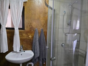 House, 2 Bedrooms, Smoking, Garden View | Bathroom