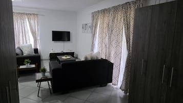 House, 2 Bedrooms, Smoking, Garden View | Living room